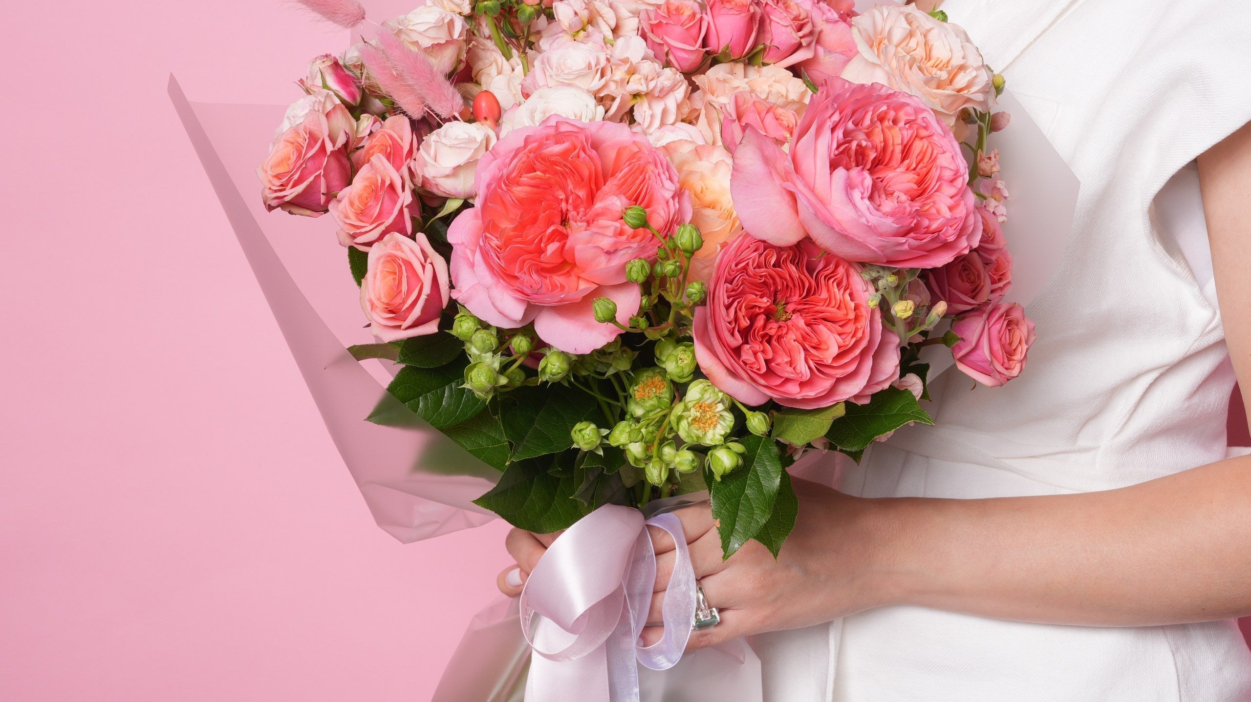 Ecoroses designer hand-tying a luxury rose bouquet in the Glendale studio, a boutique Los Angeles florist